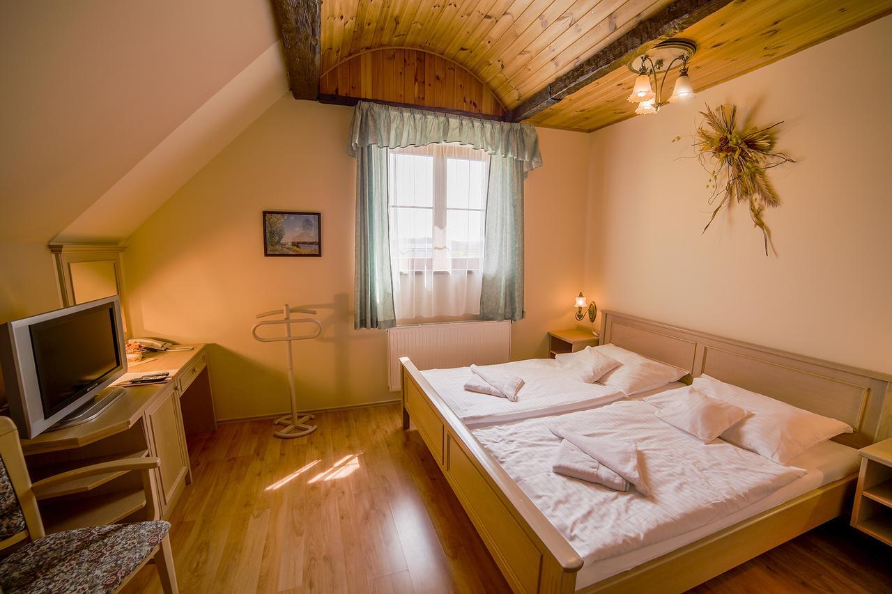 Hotel Tri Vezicky Stritez  Екстер'єр фото
