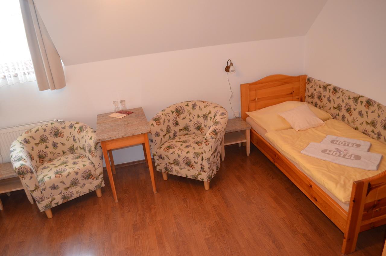 Hotel Tri Vezicky Stritez  Екстер'єр фото